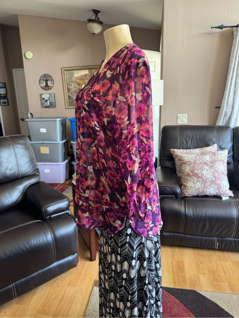 Apt 9 sheer floral V-neck blouse in red, black & white-size XL - Picture 7 of 9
